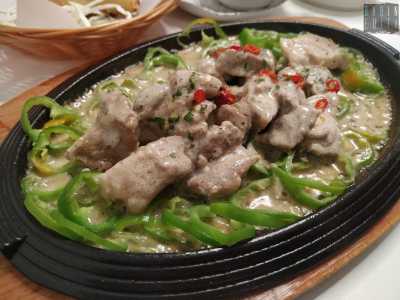 Qui � il riso � l'ingrediente fondamentale di piatti semplici ma speziati. Tra questi il bicol express spicy, una pietanza di carne di maiale marinata in aceto di riso, latte di cocco, peperoni, cipollotto e peperoncino